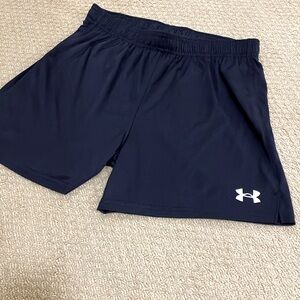Navy under armour short, elastic waistband with drawstring inside, split hem
